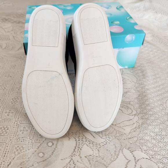 Soda black sneaker shoes, size 6. - Picture 4 of 4